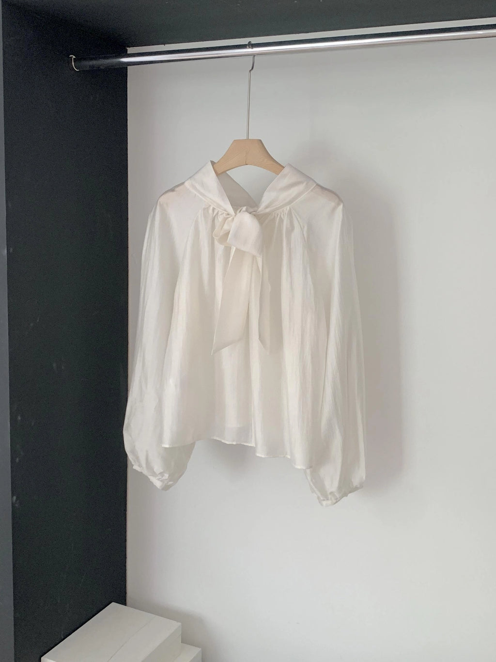 [ Pre-order ] Mia Back Ribbon Blouse