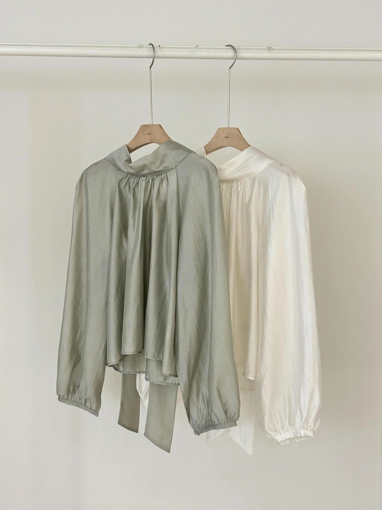 [ Pre-order ] Mia Back Ribbon Blouse