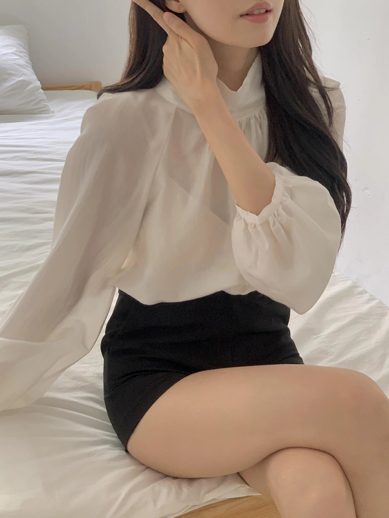 [ Pre-order ] Mia Back Ribbon Blouse