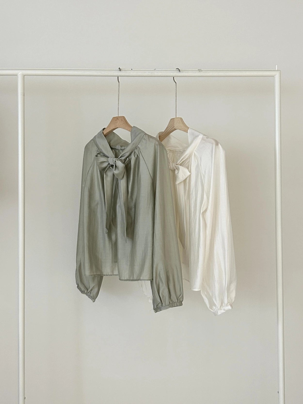 [ Pre-order ] Mia Back Ribbon Blouse